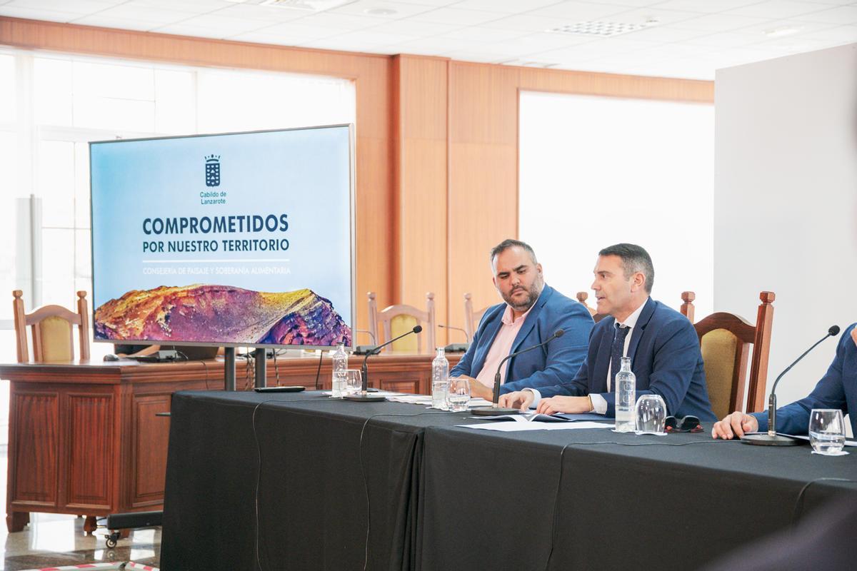 Samuel Martín (d) y Oswaldo Betancort, este jueves, en el Cabildo durante la presentación de las medidas para controlar el acceso a Caldera Blanca y el Volcán del Cuervo.