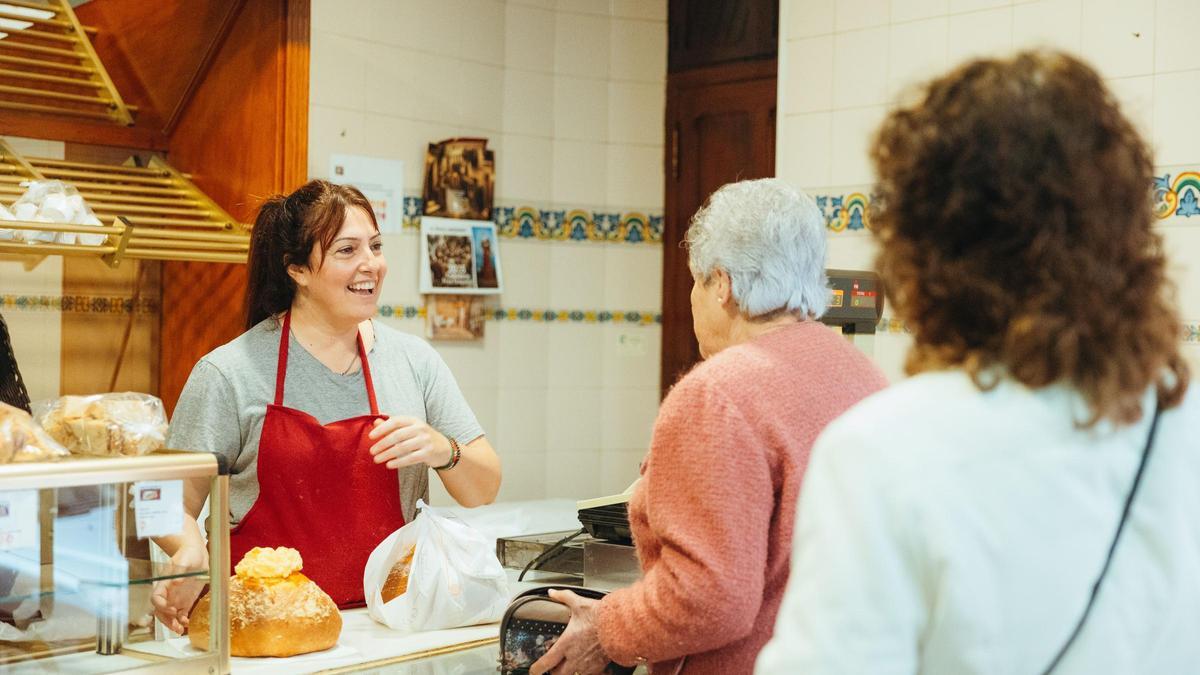Teresa, del Forn de la Coca de l'Alcúdia, vuelve a atender a la clientela 5 meses después de la dana.
