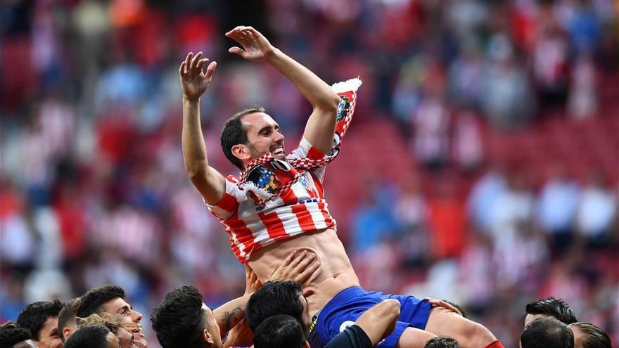 El Atlético honra a Godín y Sarabia mantiene vivo al Sevilla