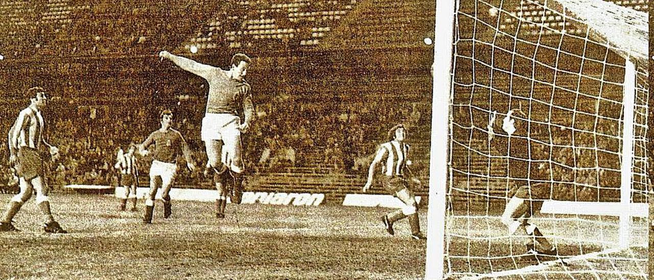 Arriba, Marianín anotando un gol en el Vicente Calderón con el Oviedo. A la derecha, el exdelantero. | LNE / D. L.