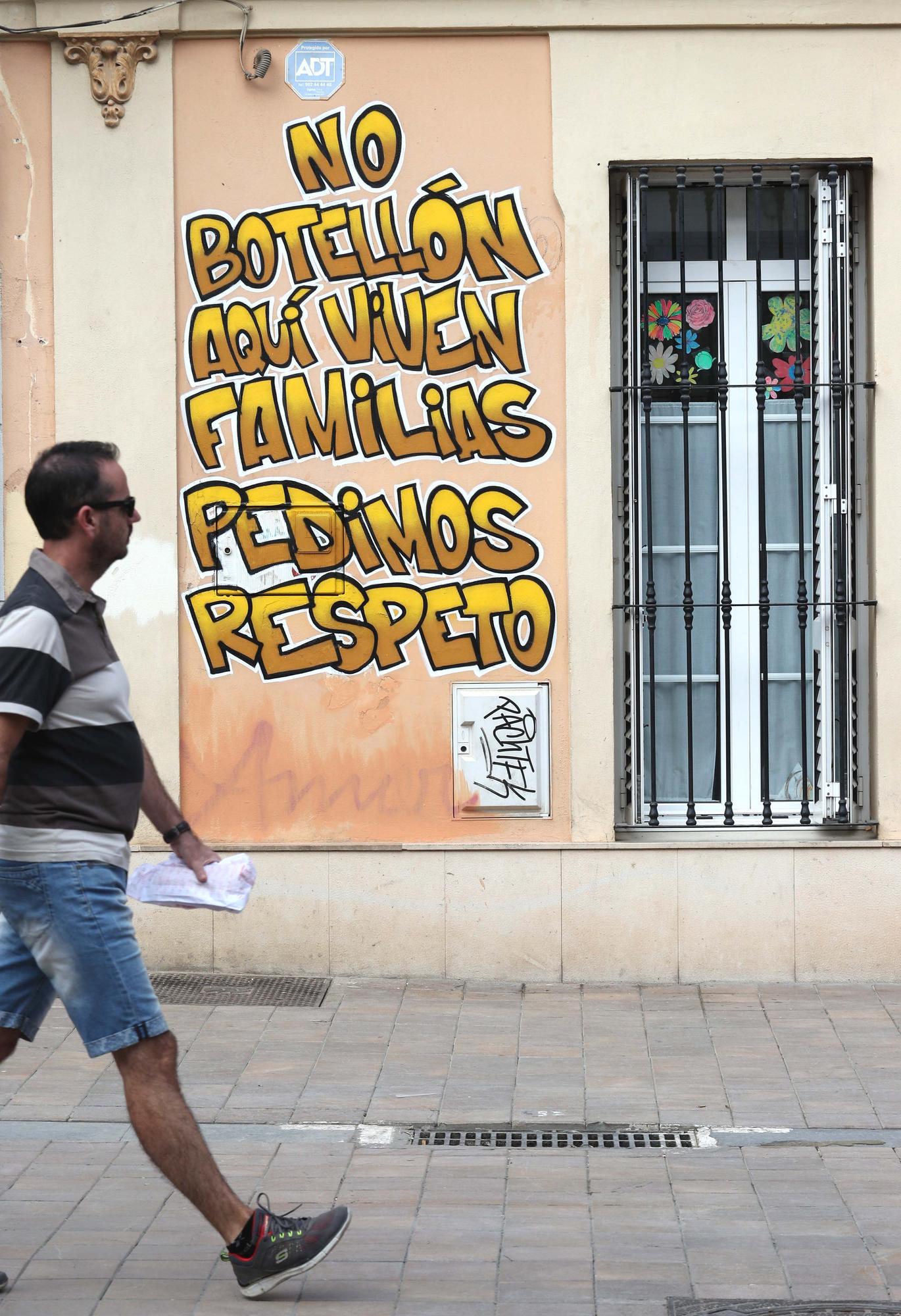 Benimaclet amanece con pintadas en contra de los botellones