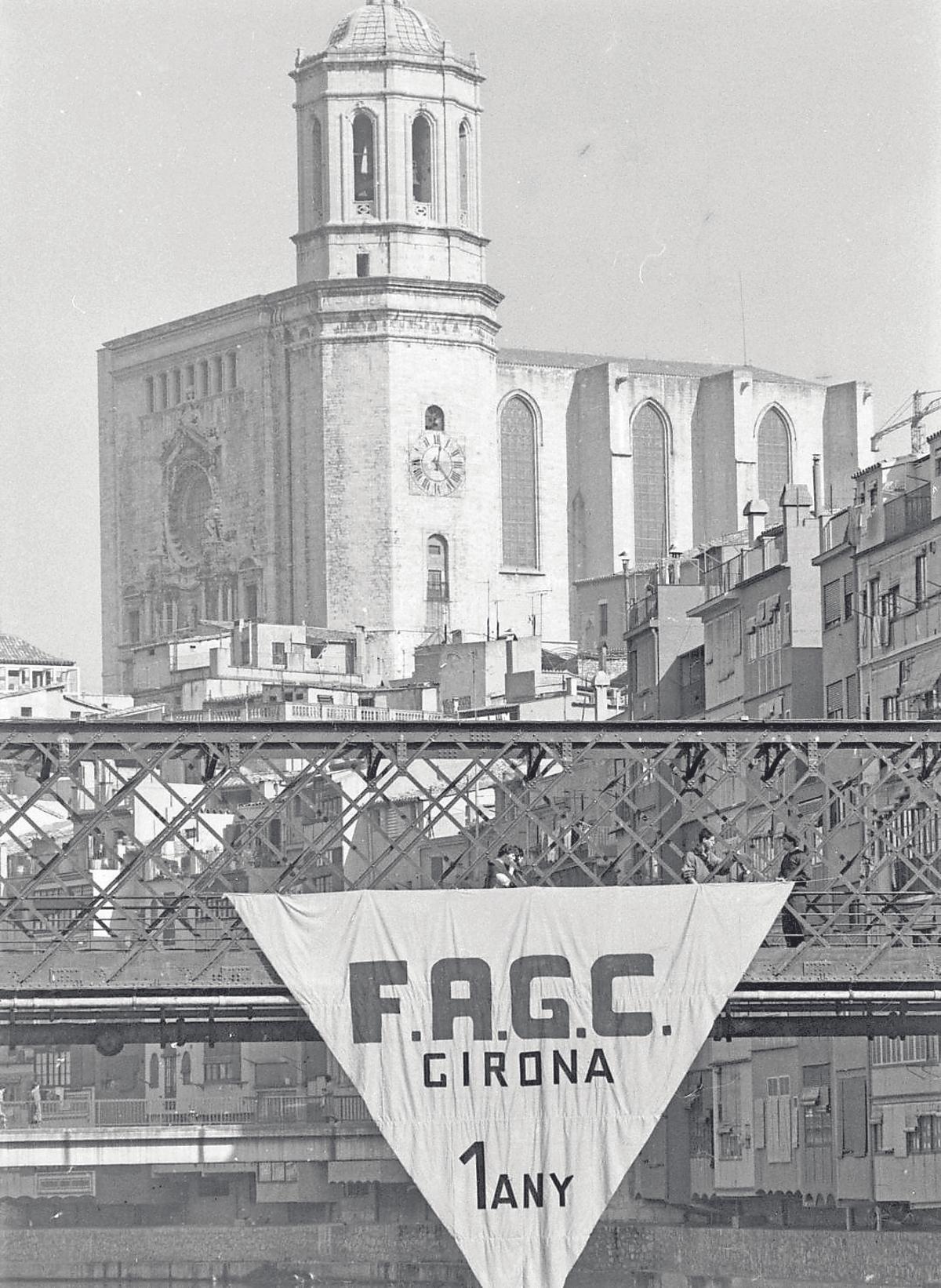 La bandera del Front d’Alliberament Gai de Catalunya (FAGC) al pont de les Peixeteries Velles de Girona, coincidint amb el primer aniversari de l’entitat a la ciutat, el 1989.