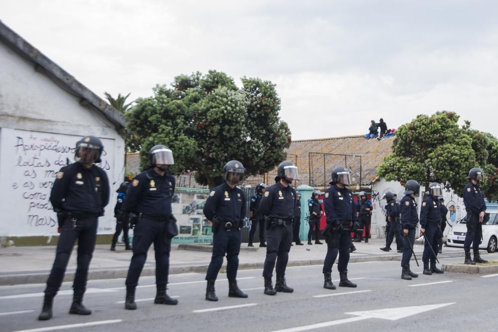 Unas 300 personas protestan en apoyo de los okupas, a los que el Concello impidió el paso a las naves