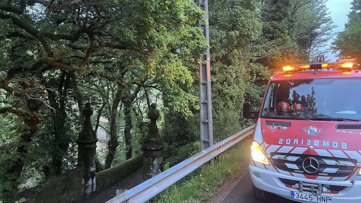 Los bomberos de Boiro, a su llegada al Pazo do Faramello