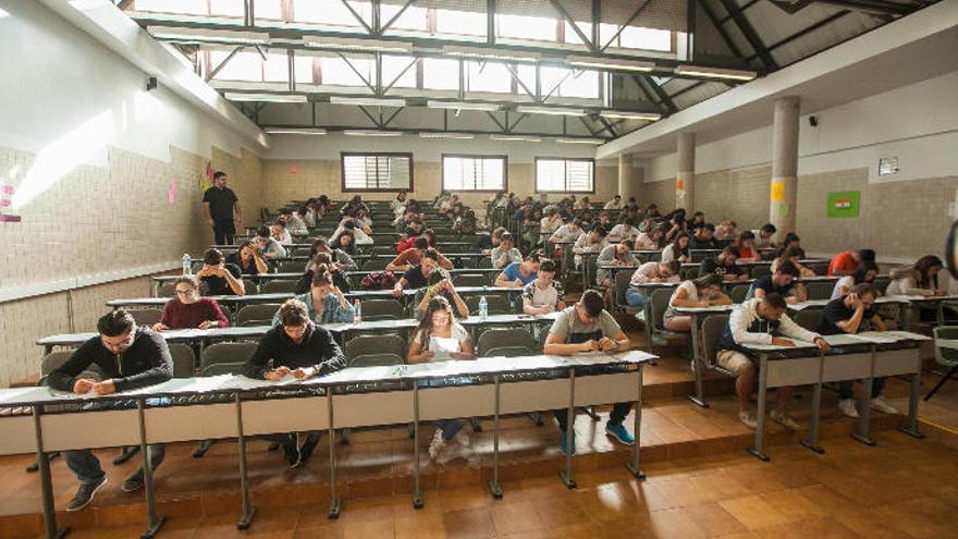 Alumnos tinerfeños se examinan de la EBAU en años anteriores.