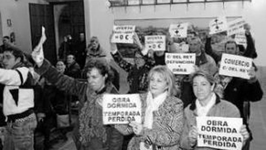 El comercio de la calle del rey protesta en el pleno