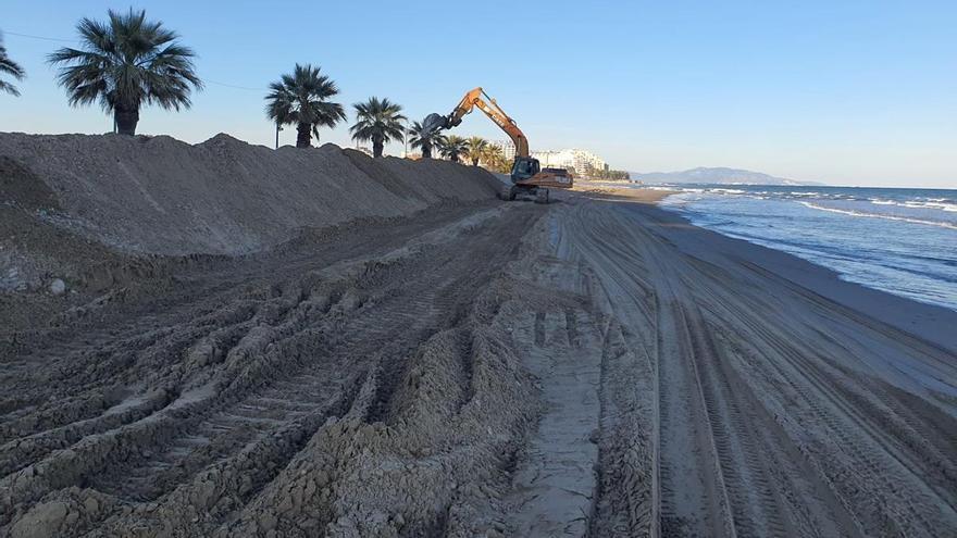 Costas refuerza el espacio dunar de Morro de Gos con 3.000 metros cúbicos de arena en Orpesa