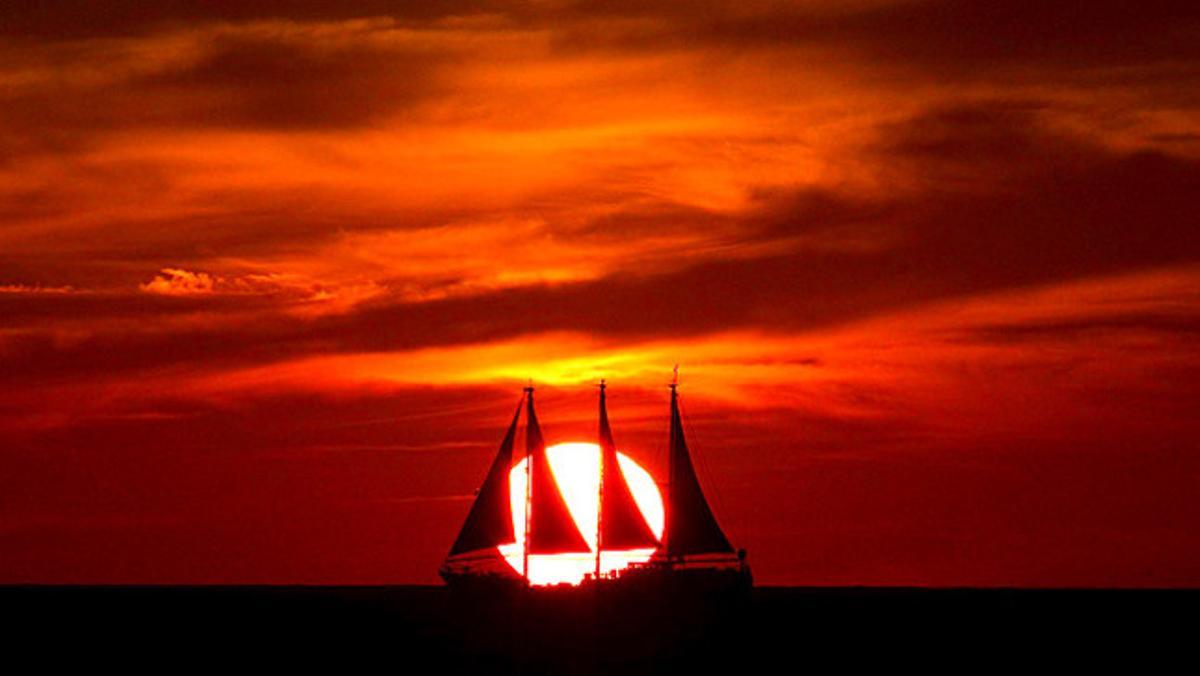 Durant el vespre, al Mediterrani, el vaixell de Greenpeace ’Rainbow Warrior¿ vigila que es respecti la veda de la tonyina d’aleta blava.