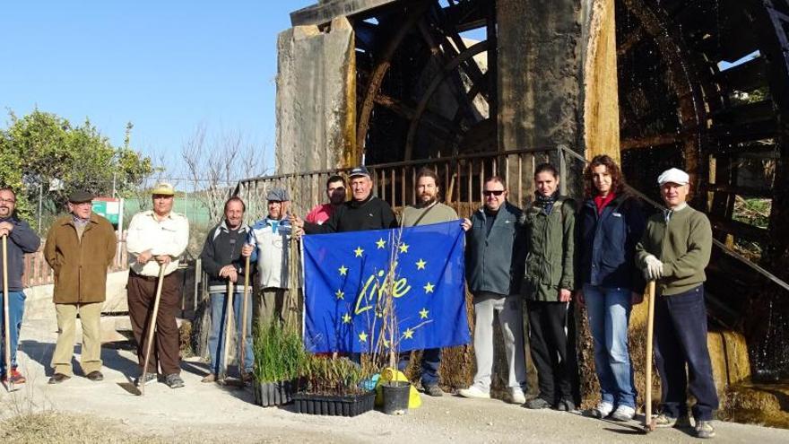 Voluntarios y dueños de terrenos posan tras la iniciativa.