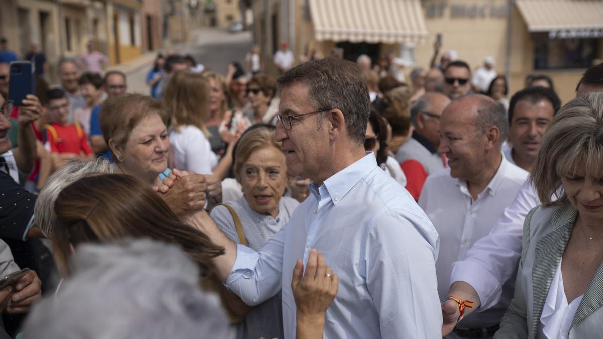 Alberto Núñez Feijóo visita Corrales del Vino (en Zamora) durante la campaña electoral.