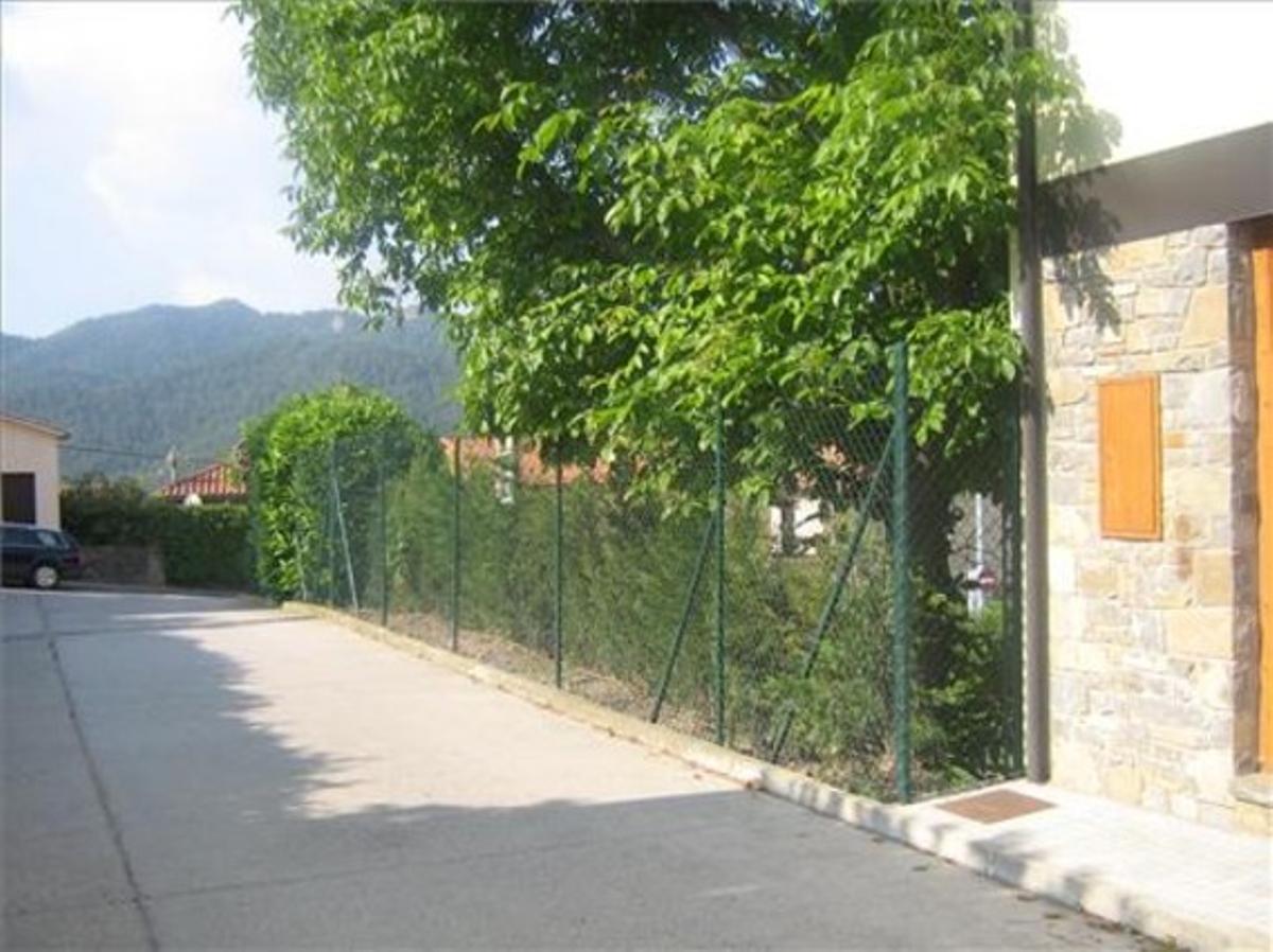 Voreres ’privatitzades’ a Borredà. Fa uns dies, EL PERIÓDICO va publicar, en aquesta mateixa secció, una fotografia d’un carrer de Vallirana en què les voreres estan envaïdes per la malesa. En canvi, al municipi de Borredà (Berguedà), la vorera és envaïda pel jardí particular de gent important del municipi. Evidentment, amb el beneplàcit de l’ajuntament.