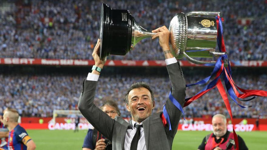 El exentrenador del FC Barcelona, Luis Enrique, levanta la Copa ganada en 2017