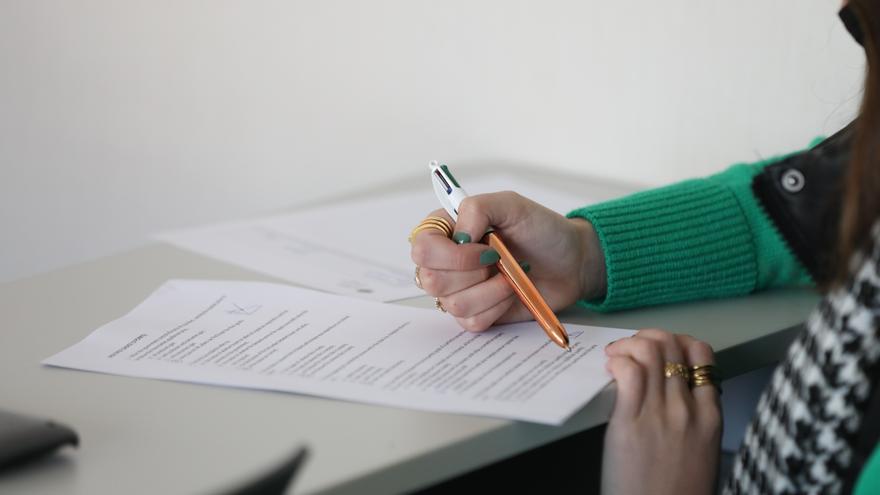 Una alumna en una aula