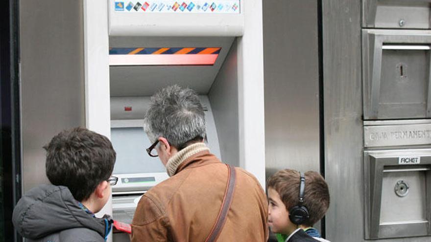 Una usuaria retira dinero en un cajero de Vigo. // Jesús de Arcos