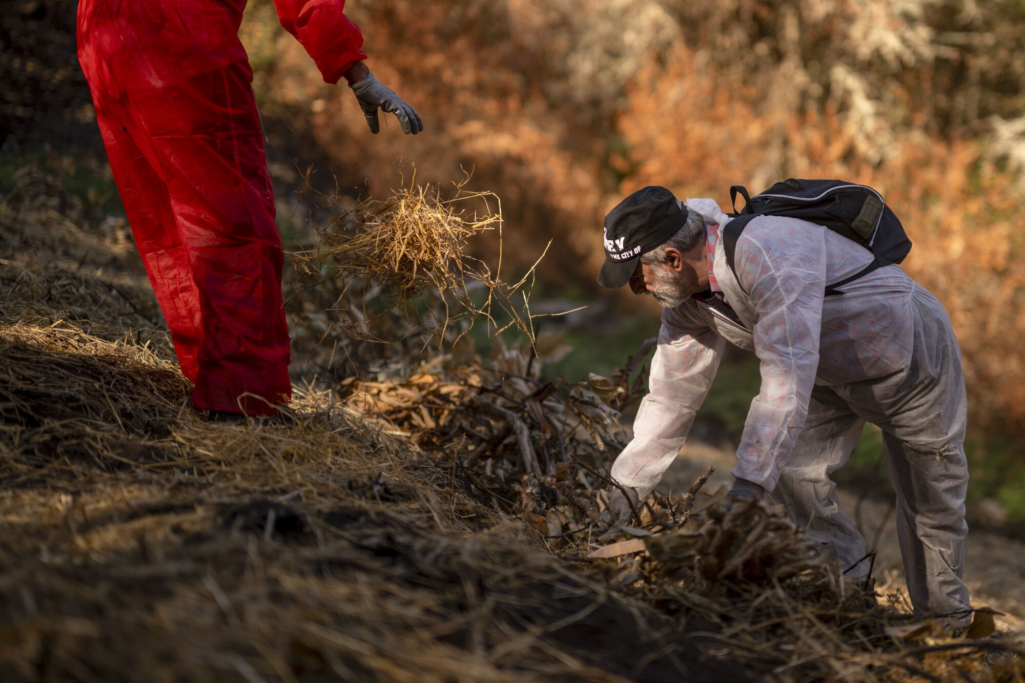 Voluntarios comienzan su trabajo en el entorno de Rego da Mourela en Manzaneda (Ourense) para construir estructuras que impidan que las lluvias arrastren el terreno calcinado por los incendios forestales que afectaron a Galicia en agosto. EFE / Brais Lorenzo. Añade texto