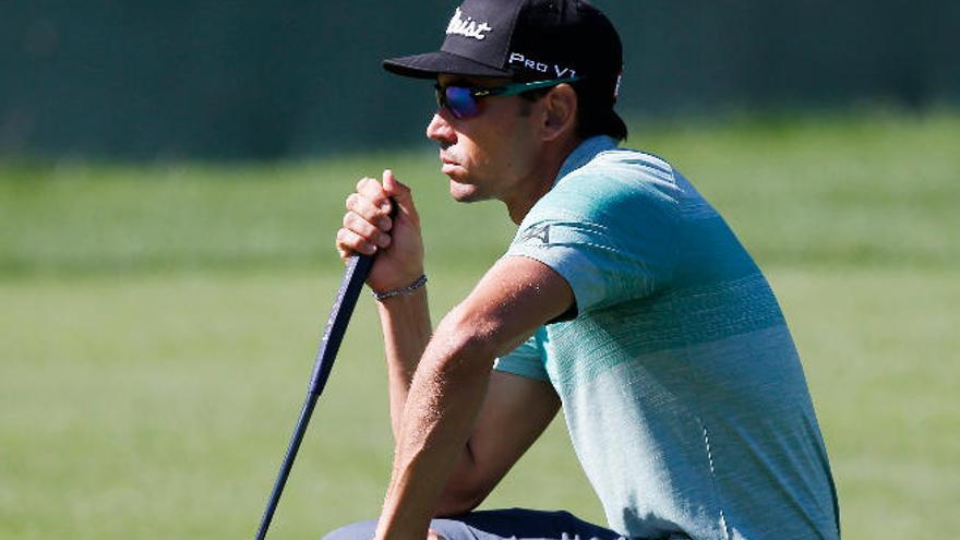 Rafa Cabrera Bello en un green antes de utilizar el putt.