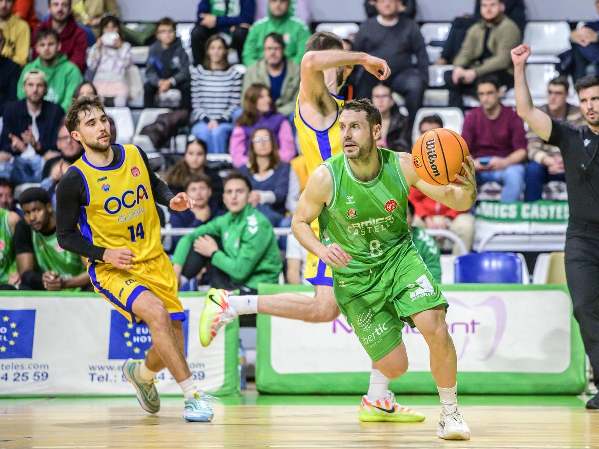 Joan Faner, el capitán del Amics Bàsquet, dirige un ataque en el Ciutat Castelló.
