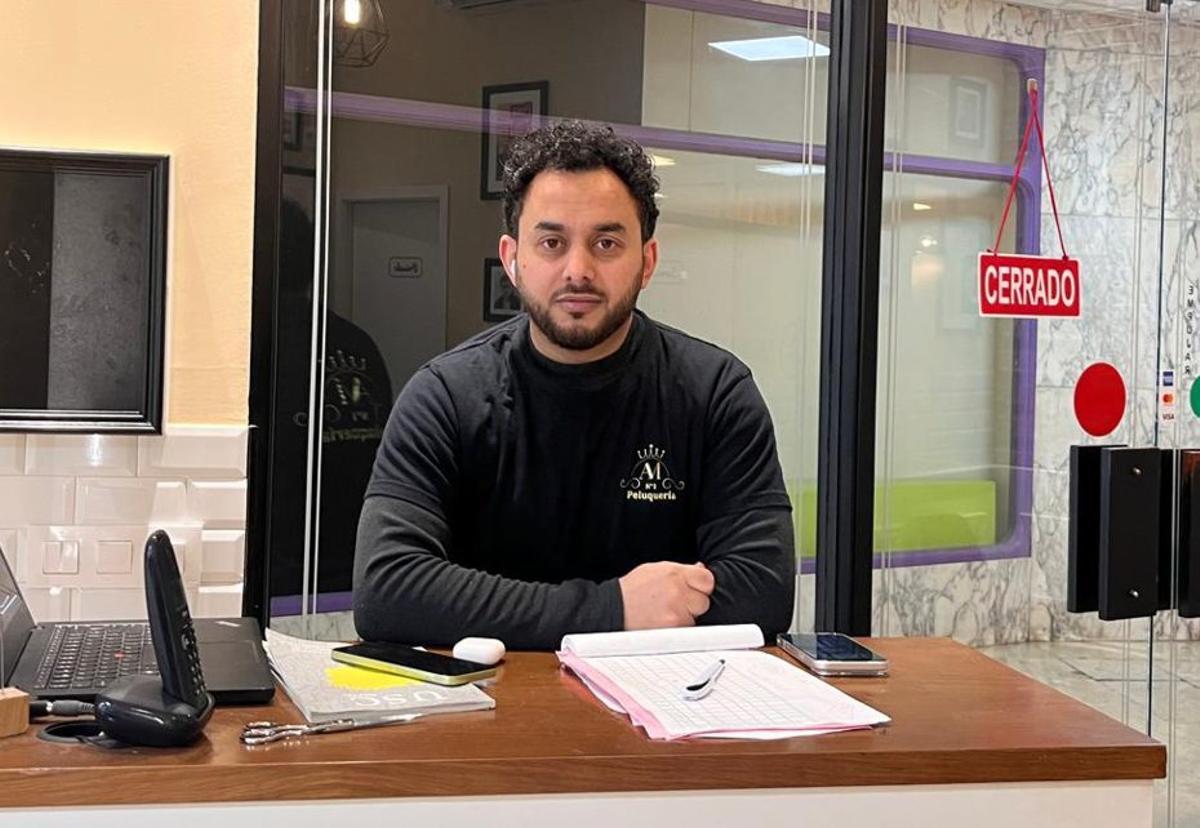 Adib Aljabali, en su barbería de la calle Calvo Sotelo. | N.C.