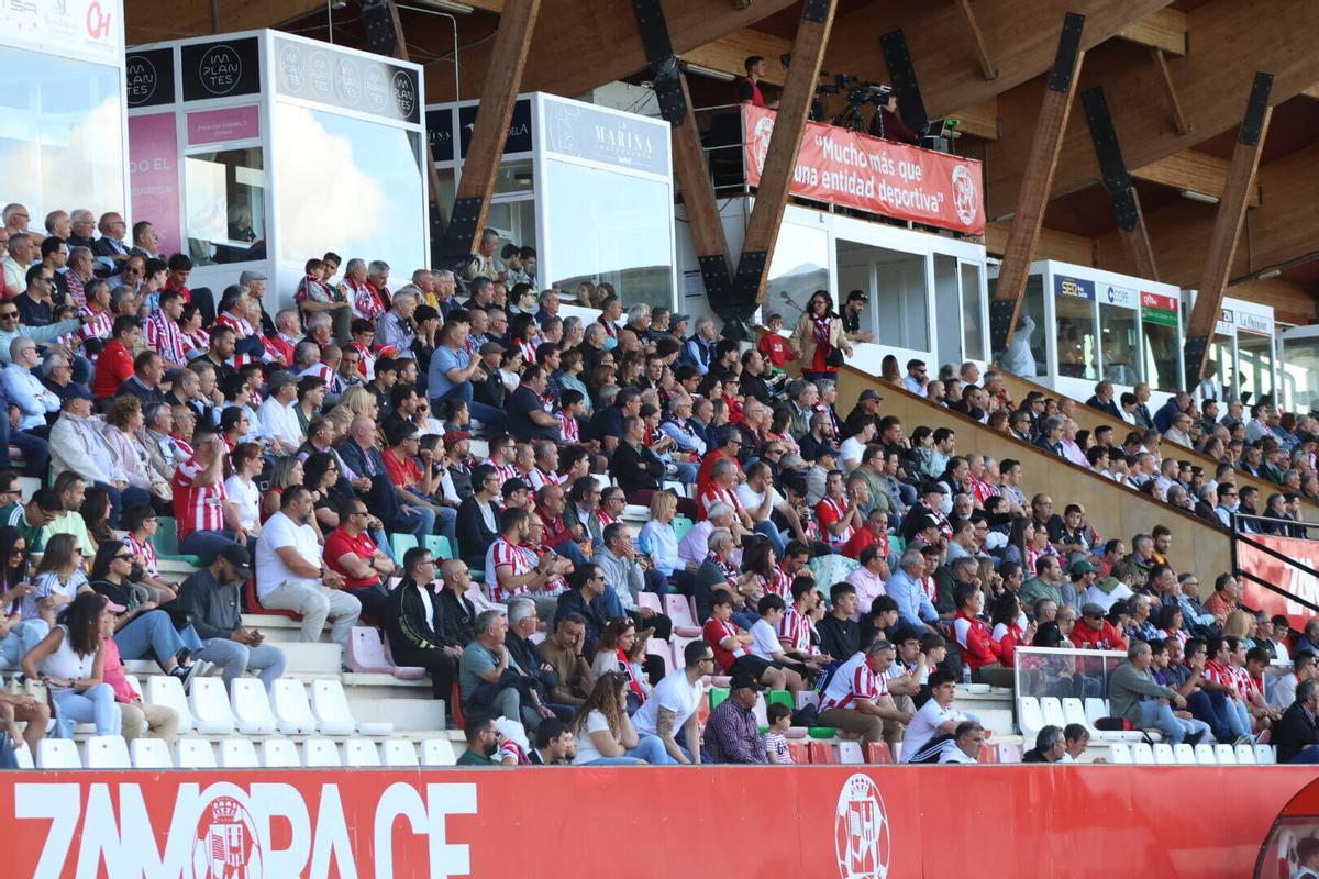 Partido entre el Zamora CF y el Cacereño disputado en el Estadio Municipal Ruta de la Plata.