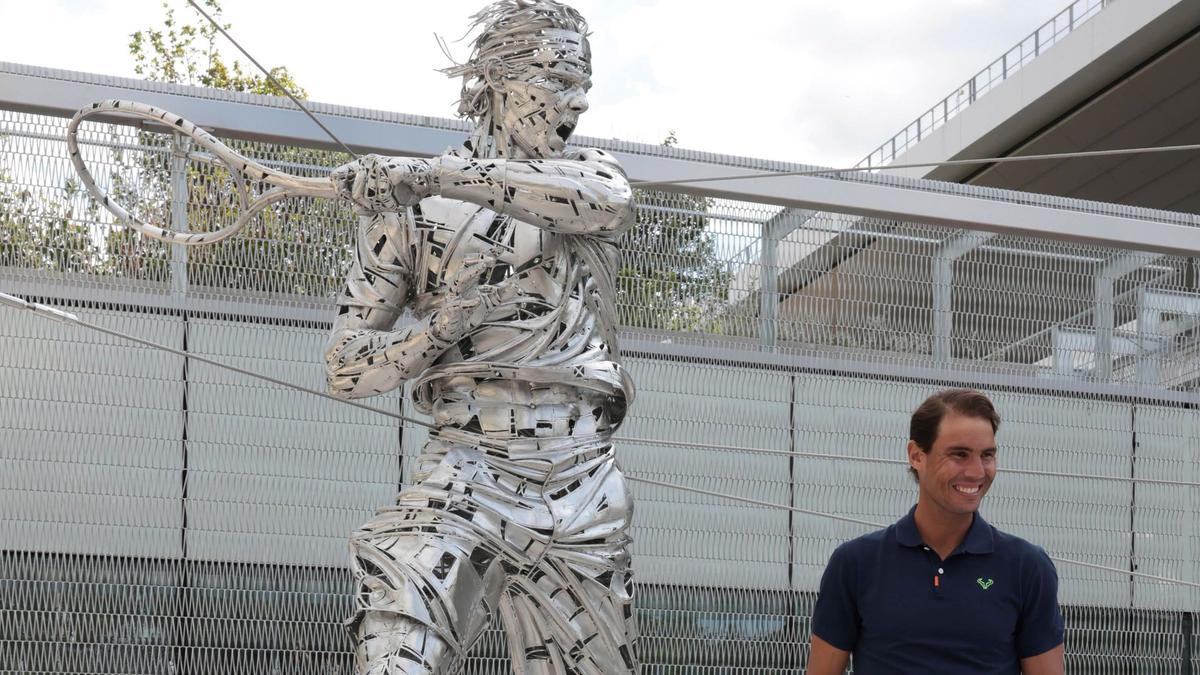 Nadal, junto a su estatua en Roland Garros