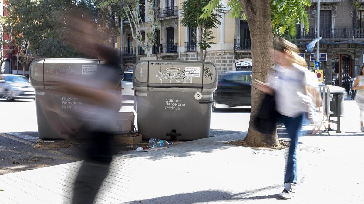 Contenedores grises de la fracción de resto, en el distrito del Eixample de Barcelona.
