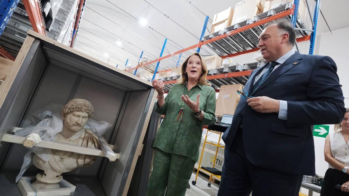 El consejero de Cultura, Arturo Bernal, ha visitado este jueves el Centro Logístico del Patrimonio Cultural de Andalucía, donde se custodian los fondos del Museo Arqueológico de Sevilla, entre otros, mientras culminan las obras de rehabilitación integral de este espacio.