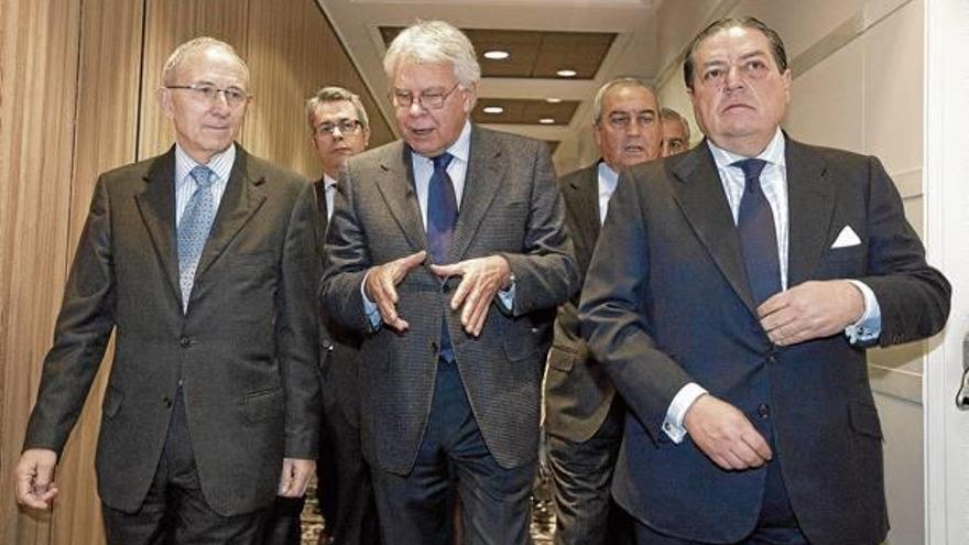 Francisco Pons, Felipe González y Vicente Boluda, en la asamblea de AVE de 2011.