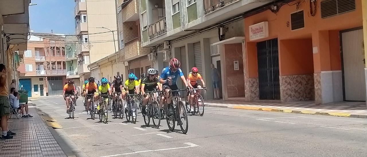 Ciclistas en la carrera de escuelas de Almussafes.