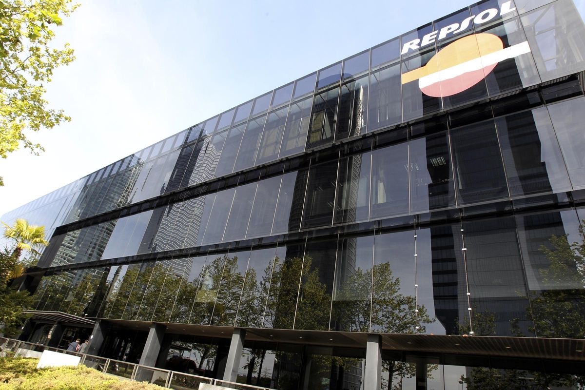 Repsol estudia reclamar 175 milions a les elèctriques per la gran apagada Repsol estudia reclamar 175 milions a les elèctriques per la gran apagada