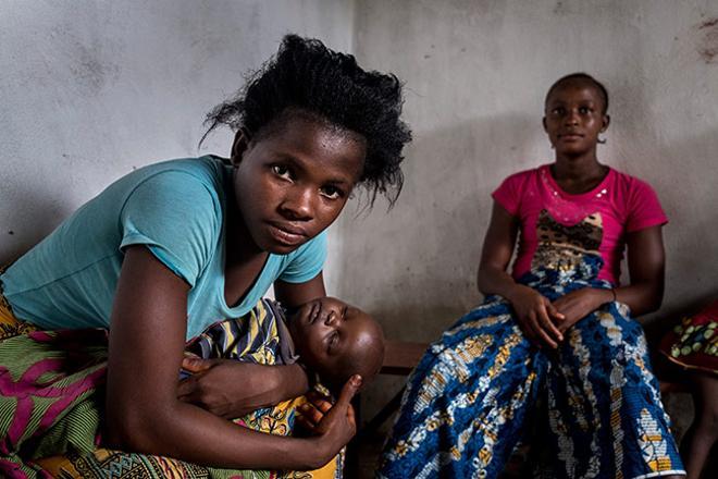 Una adolescente posa junto a su bebé recién nacido en Sierra Leona