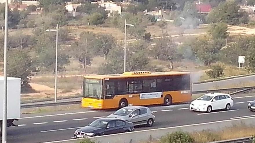 Arde un autobús interurbano en la CV-35 a la altura de Paterna