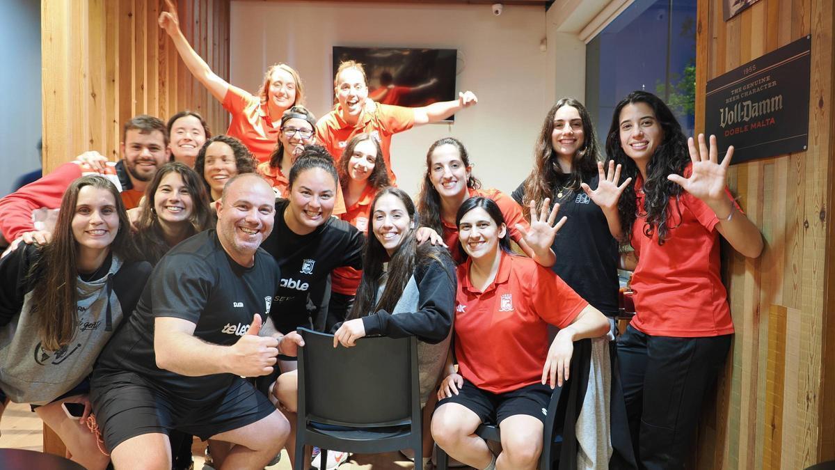 La plantilla del Telecable celebra el título liguero de la temporada pasada.