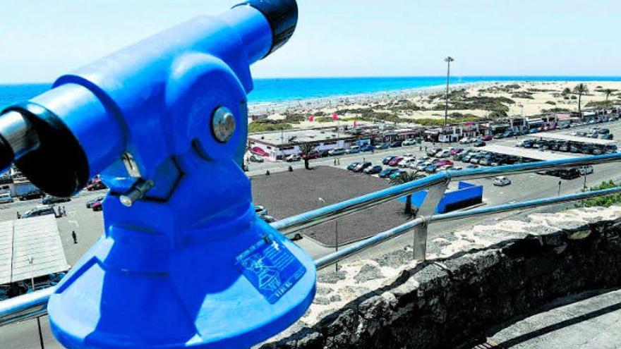 San Bartolomé suspenderá la zona azul y retirará los telescopios de las playas