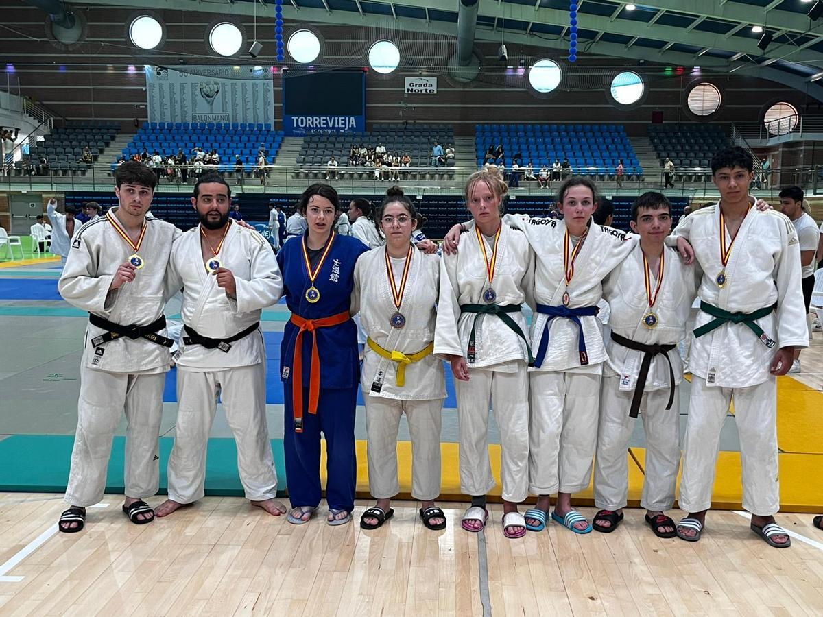 Los deportistas con sus medallas
