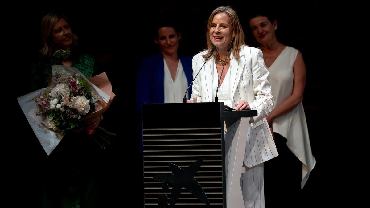 La directora del CEIP Ramiro Soláns, Rosa Llorente, recoge el Premio Princesas de Girona Escuela 2024.