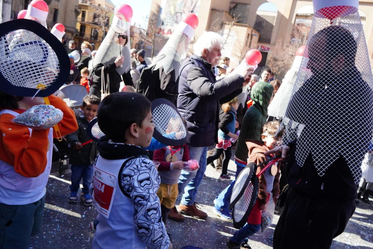 L'escola Valldaura ha passejat una original disfressa de pilotes de bàdminton