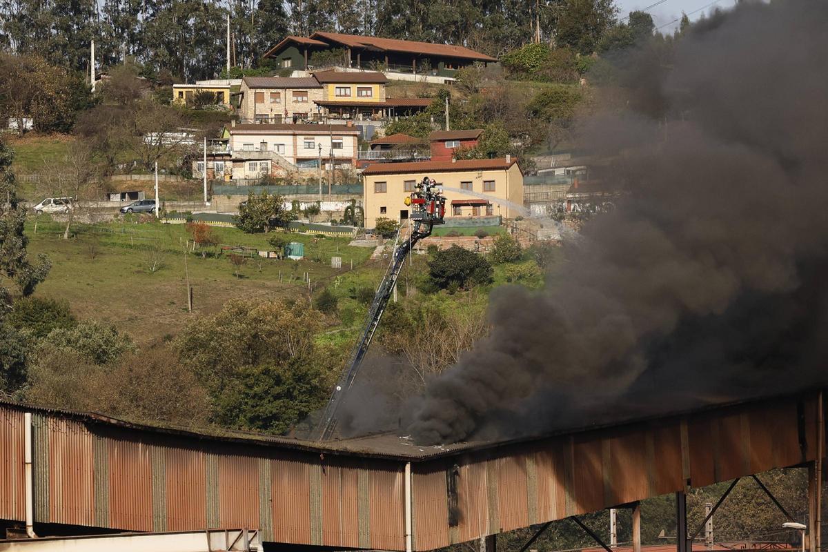 El despliegue policial en Gijón por un incendio en una de las cintas de carbón de Veriña, en imágenes