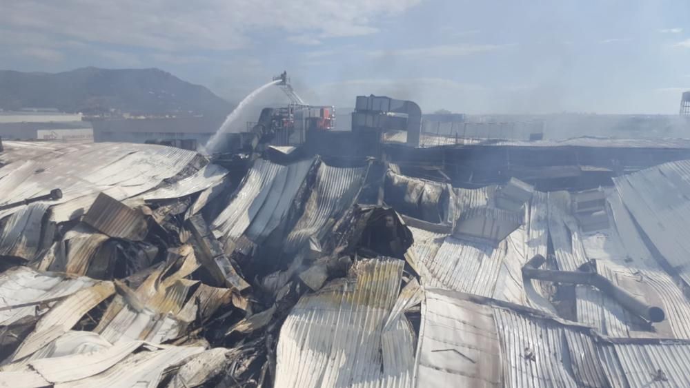 Imágenes de la destrucción provocada por el fuego en una de las panificadoras que proveen a Mercadona.