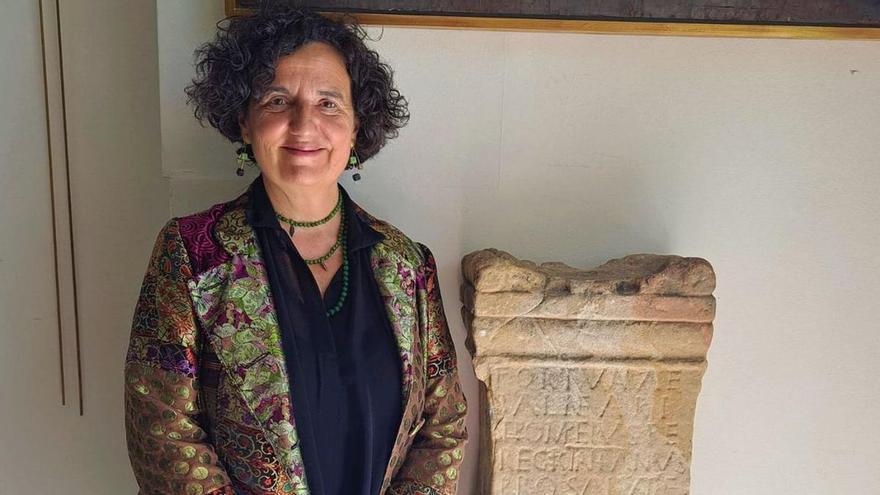 La consejera de Cultura, Berta  Piñán, con la Fortuna Balnearia.