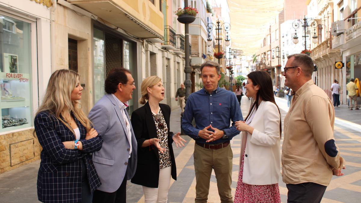 Belén Díaz, Santiago Parra, Rosa Medina, Fulgencio Gil, María Hernández y Juan Miguel Bayonas, en la Corredera.