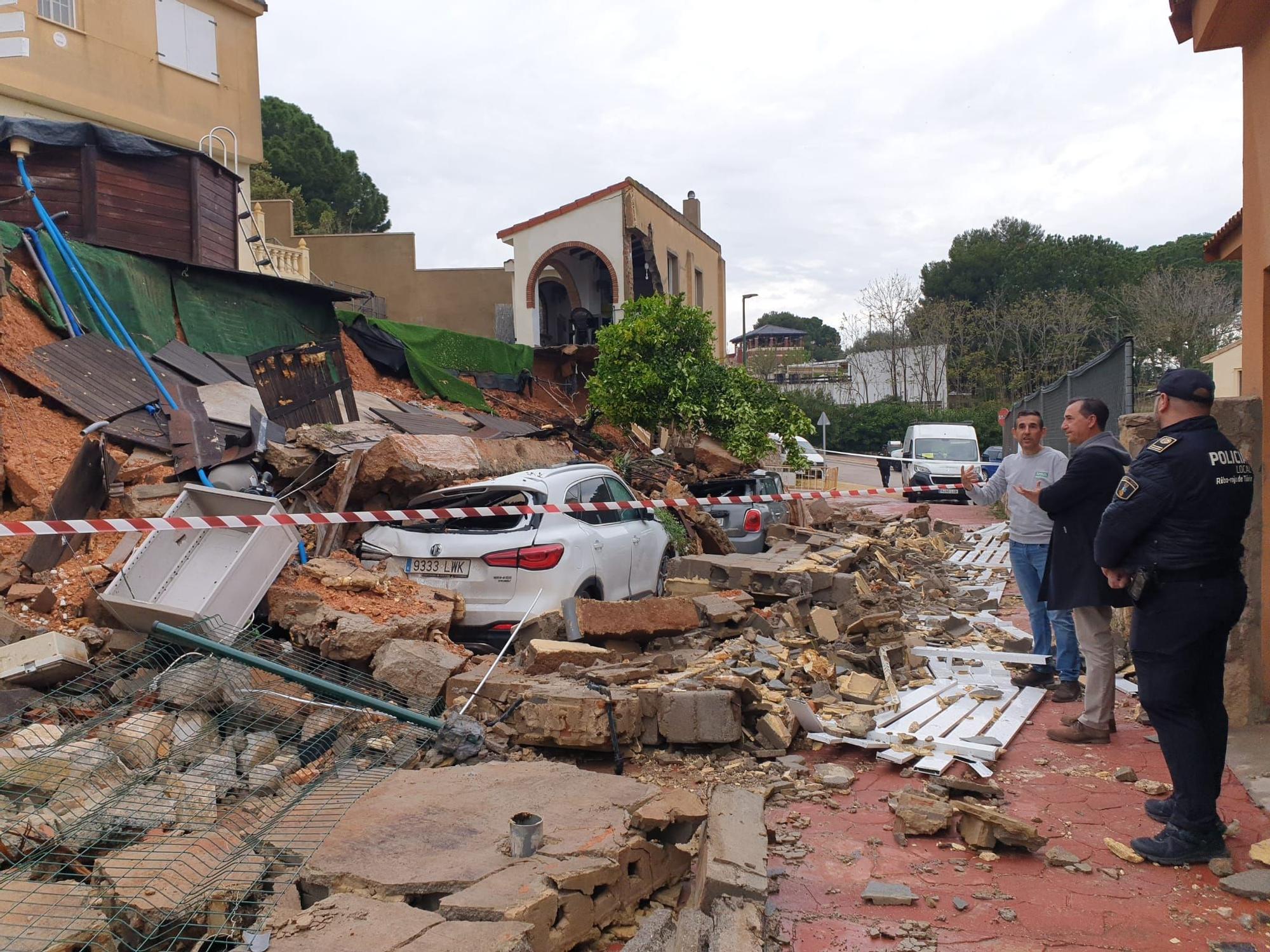 Cae el muro de una casa en la urbanización Masía de Traver de Riba-roja de Túria