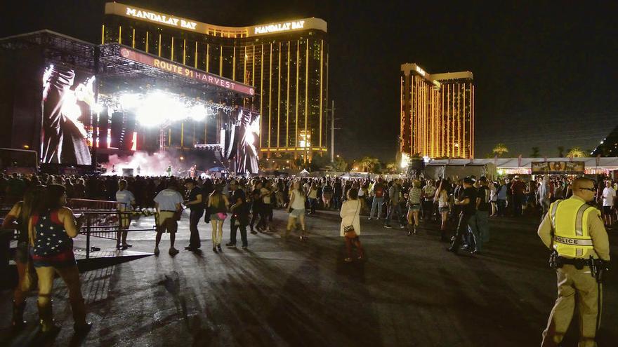 El escenario y la explanada del concierto, con el Mandalay Hotel al fondo. // Bill Hughes