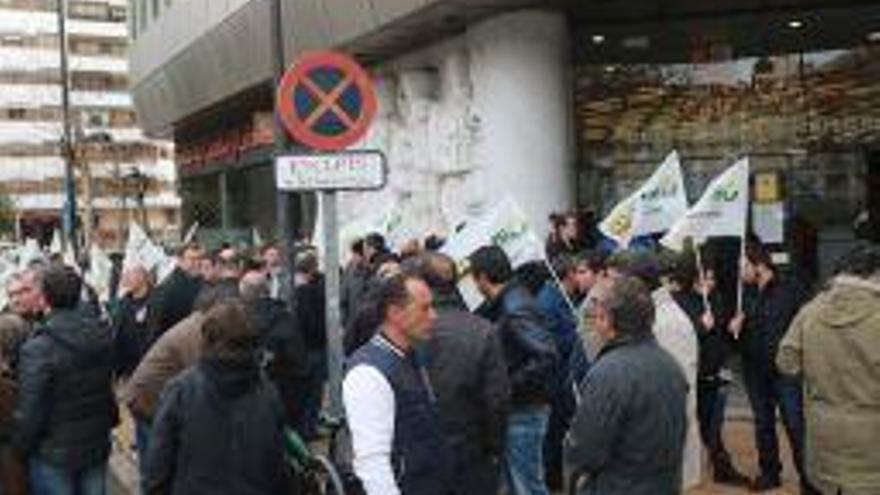 Agricultores y ganaderos de UPA y COAG, concentrados esta mañana frente a la delegación de la Junta en Zamora.