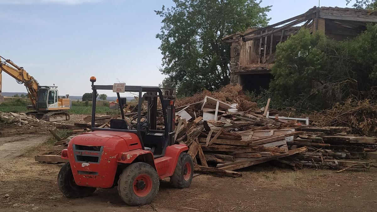 Escombros de uno de los edificios derruidos en la Granja de Almudévar