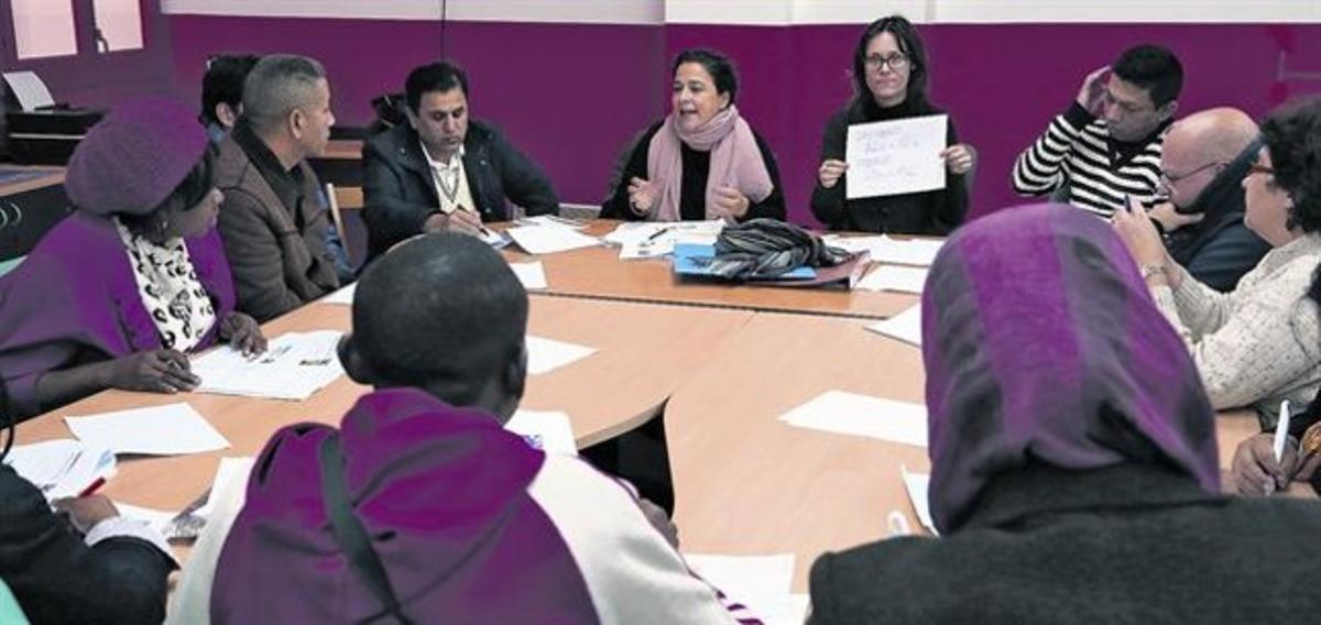 Dues voluntàries d’ABD i alguns assistents a la xerrada i taller de factures.