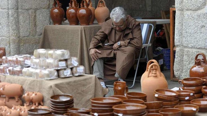 Puesto de un artesano en la Feria Medieval de Betanzos, en 2015.