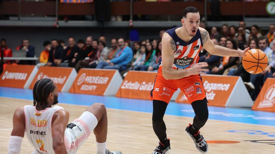 Thomas Heurtel se divierte al lado de los gigantes