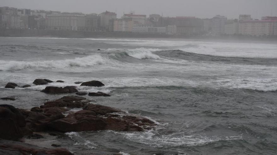 Fuerte oleaje en la bahía coruñesa.