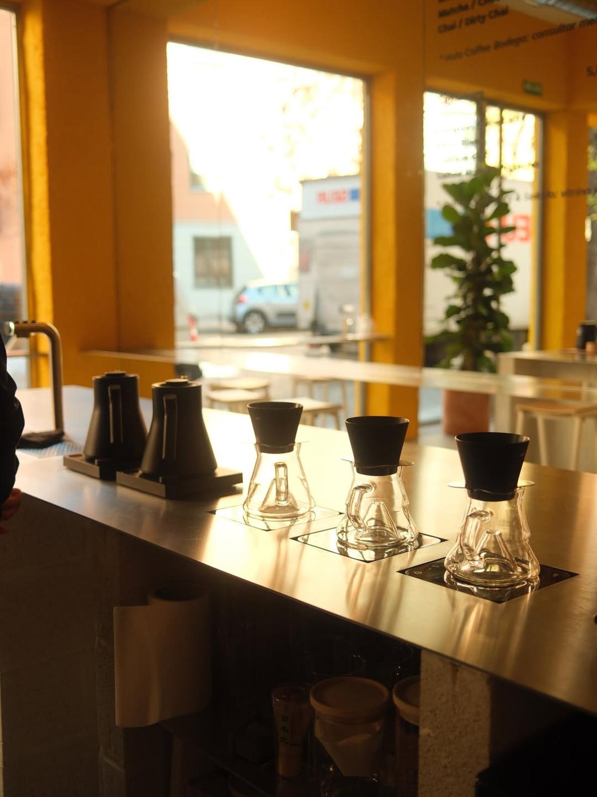 Interior del local Hola Coffee en Carabanchel