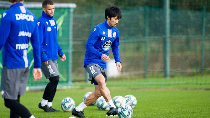 Gaku Shibasaki, con el balón durante el ensayo de ayer en Abegondo.